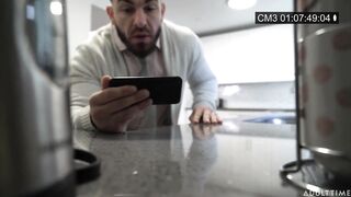 Az óriás cicis bejárónő megrakva