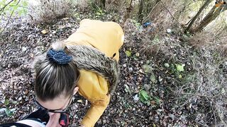 Barátnő cidázza az erdőben a pélót