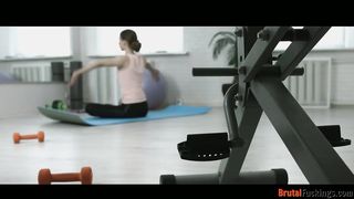 Jogázó tini muffot szexel hátsó bejáratba az edő