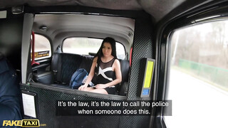 Ázsiai vékony tini hölgyemény a taxiban közösül