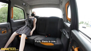 Fake Taxi - Tetovált seggű kisasszony lovagol