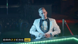 Brazzers - Blanche Bradburry méretes pélót kap a análjába