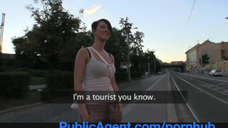 PublicAgent - Rövid hajú kiscsaj kefélni akar