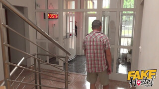 Fake Hostel - Fiatal turista kiscsaj punciba tolva