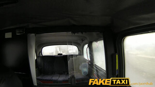 FakeTaxi - kitetovált lány megdugva a hátsó ülésen