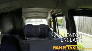 FakeTaxi - nagy seggű nőci kúrni akar