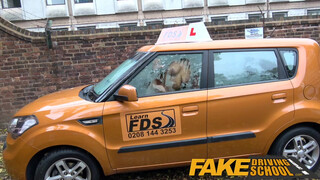 Fake Driving School - debella csajszi alig fér el a verdában