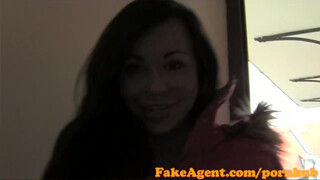 FakeAgent - műcsöcsös hölgyemény szívesen lovagol