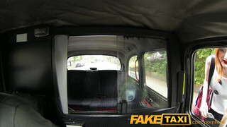FakeTaxi gyönyörű vörös kiscsaj extra kannákkal