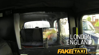 FakeTaxi világos szőke hölgyeményt nem nagyon zavarja az idősebb kuki
