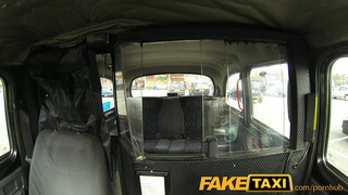 FakeTaxi kanos pinát meglepetés éri a hátsó ülésen