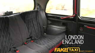 FakeTaxi - szűk pinájú nag kannás kiscsaj