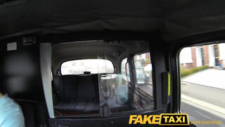 FakeTaxi fullos spiné engedi análba is