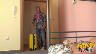 Fake Hostel szűk pinájú olasz picsa és kettő bőrös virsli