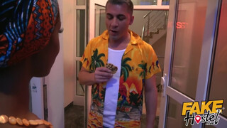 Fake Hostel afrikai lány és egy latin amerikai pina közösen