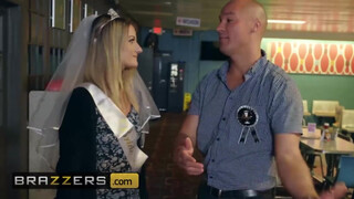 Brazzers - Valerie Kay a legénybúcsún kefél