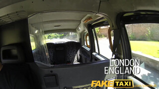 FakeTaxi amerikai félvér csajszi kefélni akar