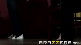 Brazzers - Keiran Lee egyszerre basz meg dupla kisasszonyt