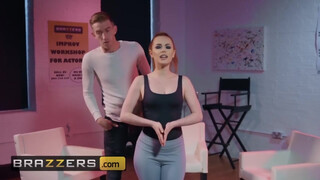 Brazzers - Ella Hughes muffjában a hatalmas fütykös