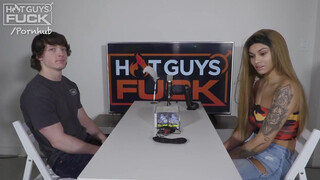 Kolumbiai tini bige és a sportos krapek - Hot Guys Fuck