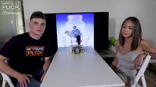 Tini kicsike didkós csajszi és a tetovált manus - Hot Guys Fuck