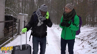 Méretes csöcsű tini kiscsaj és a turista srácok - Fake Hostel