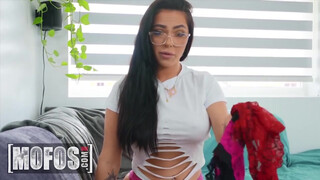 Mofos - Mj Fresh a bombázó méretes tőgyes tini