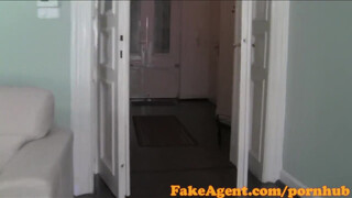 FakeAgent rettentő aranyos tini picsa és a szűk kicsike puncikája