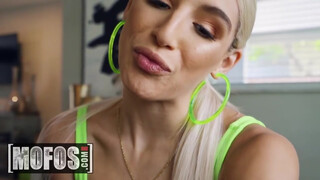 MOFOS - Abella Danger szőrös picsája bekúrva