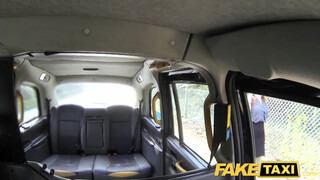 Fake Taxi - idősebb kiscsaj hatalmas farkat akar