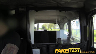 FakeTaxi - ártatlan pici tini hölgyemény és a vastag pöcs