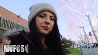 MOFOS – Rebecca Volpetti méretes farokkal meghágva