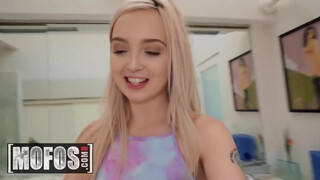 MOFOS - Lexi Lore alaposan popóba dugva