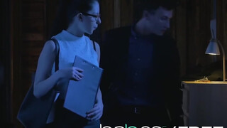 Rebecca Volpetti hatalmas kárót kap a seggébe