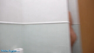 Kapuzsaru a WCben reszeli meg a bögyös nőcit