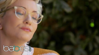 Babes - Skye Blue a hatalmas didkós szöszi