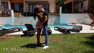 MOMxxx - Tina Fire a hatalmas tőgyes csoki milf