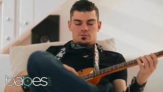 Babes - Mia Evans kúrel a gitáros pasival