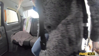 Fake Taxi - Pici cickós fiatal kiscsaj lovagol