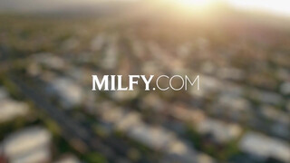 MILFY - Penny Barber megkívánta a melós faszit