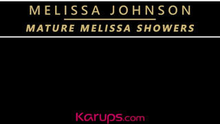 Melissa Johnson a kádban peckezik