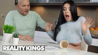REALITY KINGS - Kira Queen a szomszéd krapekkal közösül