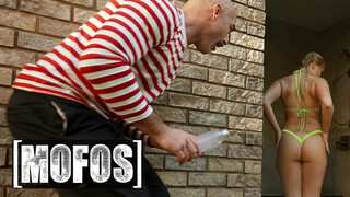 MOFOS - Harley King a fullos világos szőke tini spiné