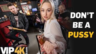 Bátor világos szőke pornós reszeli idegen pasit a bárban