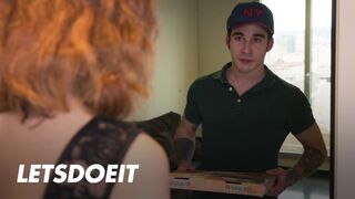 Megcsaló bula Arian Joy először a barátját baszogatja, aztán a kézbesítő krapek megdugja jól