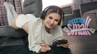 Pici tini csajszi Aria Banks elkapja magas mostohabátyját Chris Epicet, aki a szobájában kézimunkázza a lőcse