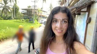 Aranyos tini kisasszony nyaldossa a hamburgerét az arcára fröccsent geci közben közkifőzdében