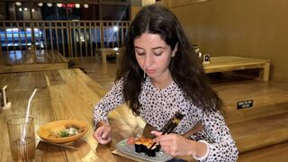 Arcára élveztem egy csajszi pincében, aki cumos arccal falatozik sushi gurigákon