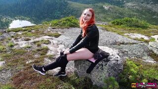 Tini vörös kisasszony masturbál a hegyekben orgiáig