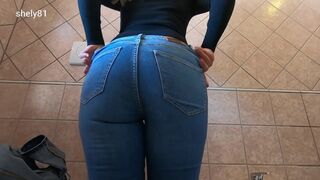 Fullos milf farmerban mutogatja méretes seggét és peckezik